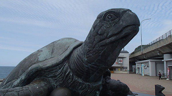 大きなカメの銅像